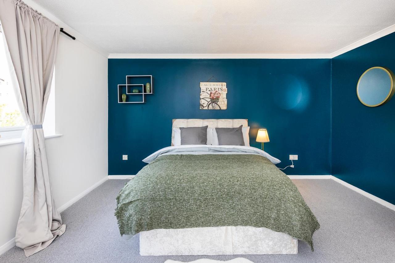 Chambre Lit Queen-Size avec Salle de Bains Commune