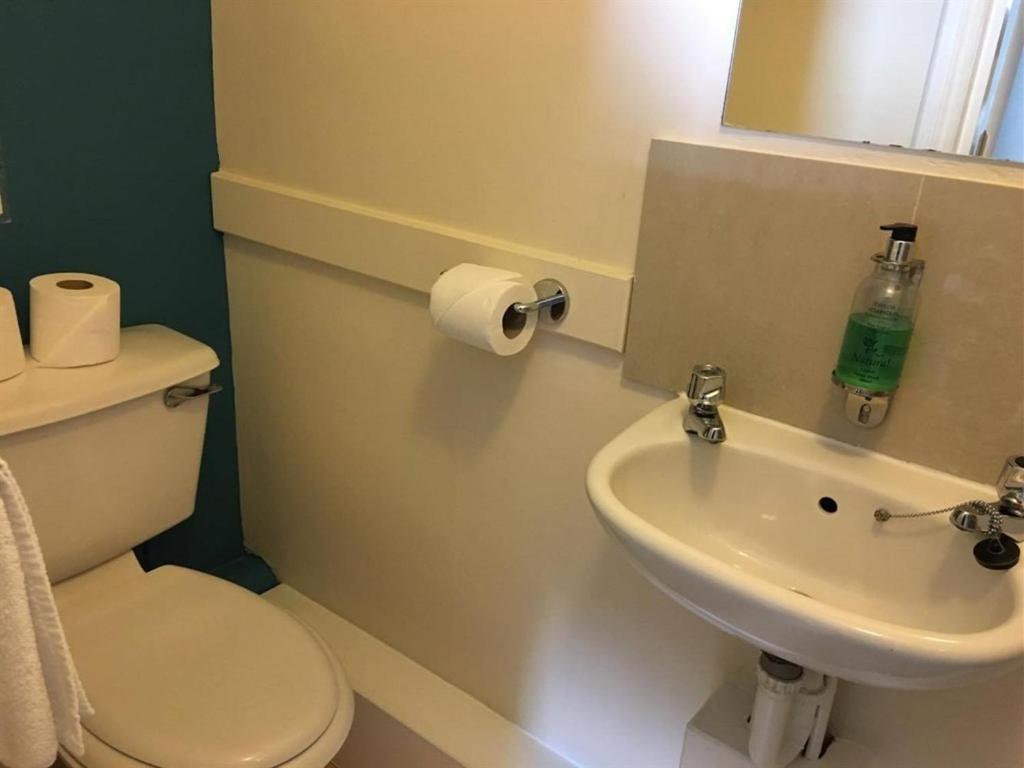 Twin Room Shower,1622096390:JPEG