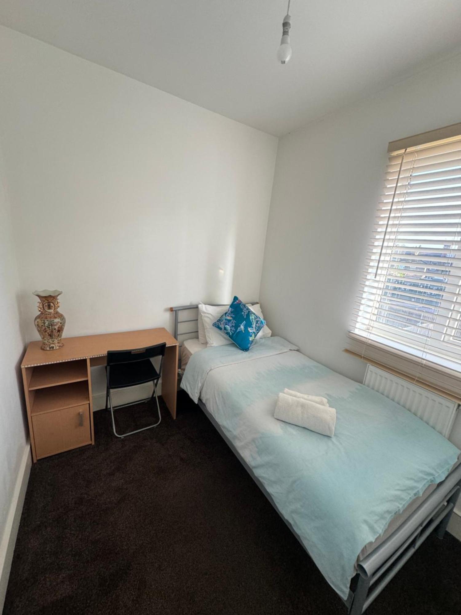 Chambre Simple avec Toilettes et Douche Communes
