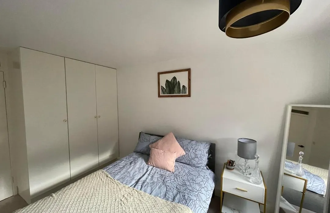 Cosy & Quiet Double Bedroom Facing The Private Garden-1
