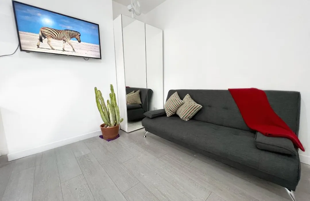 Luxurious House Near Excel- Air Conditioning, 9 Beds, 2 Baths, Garden, Fast Wifi-1