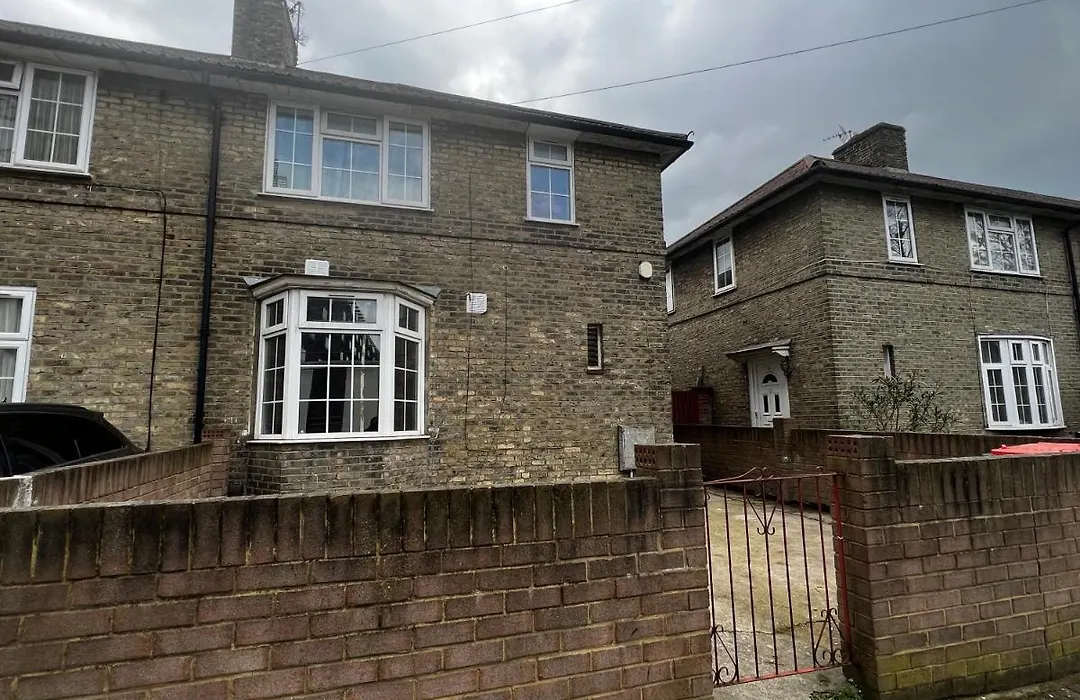 Good Priced Accommodation In Sherperds Bush-1