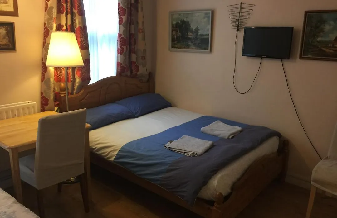 Central Greenwich Guest Rooms-1