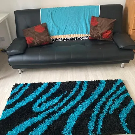 Family Room With Shared Kitchen And Bathroom In Angel Zone 1-2