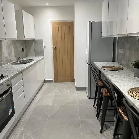 Beautiful Rooms Only Few Steps Away From Bruce Grove Tottenham Stadium-3