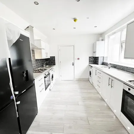 Minet Gardens - Centrally Located Apartment - Rm 1-2