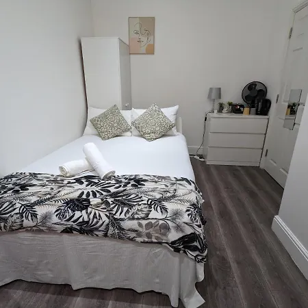 Mile End- Prime Location-3