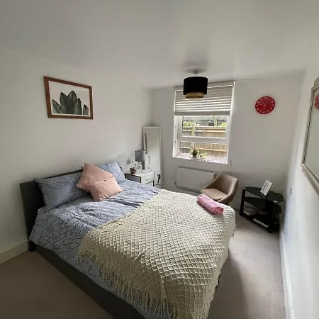 Cosy & Quiet Double Bedroom Facing The Private Garden-2