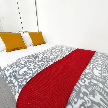 Luxurious House Near Excel- Air Conditioning, 9 Beds, 2 Baths, Garden, Fast Wifi-3