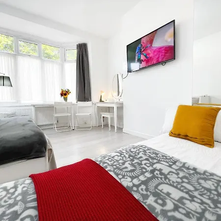 Luxurious House Near Excel- Air Conditioning, 9 Beds, 2 Baths, Garden, Fast Wifi-2