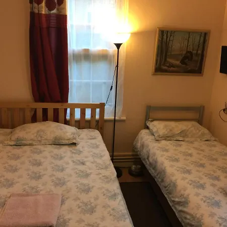 Central Greenwich Guest Rooms-3